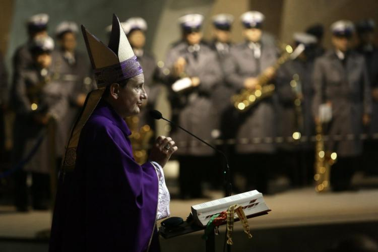 Bp Rafał Markowski przewodniczy mszy świętej w ramach uroczystości z okazji 97. rocznicy urodzin prezydenta Ryszarda Kaczorowskiego w warszawskiej Świątyni Opatrzności Bożej. Fot. PAP/T. Gzell