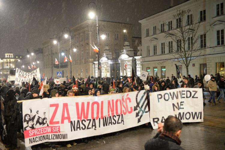 Uczestnicy marszu antyfaszystowskiego pod hasłem "Za wolność naszą i waszą" idą ulicami Warszawy. Fot. PAP/J. Turczyk