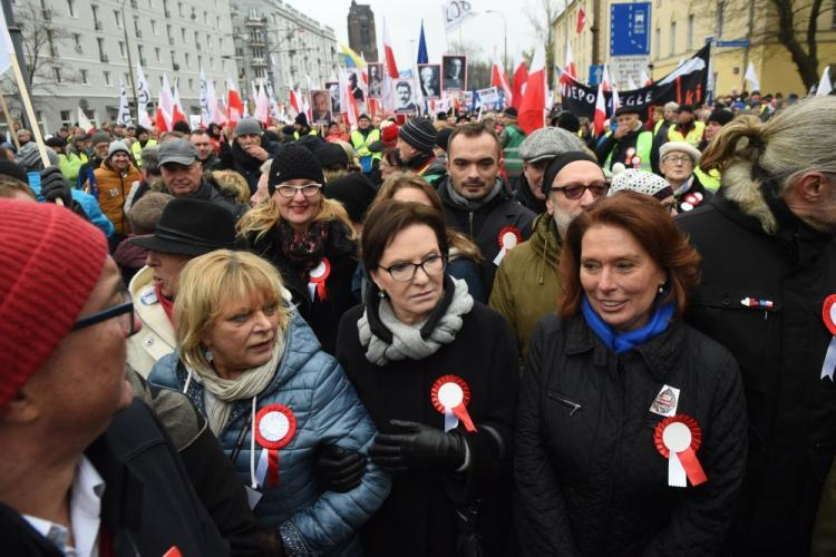 Aktorka Dorota Stalińska (2L), była premier, posłanka PO Ewa Kopacz (3L) oraz wicemarszałek Sejmu, posłanka PO Małgorzata Kidawa-Błońska (P) wśród uczestników marszu zorganizowanego przez Komitet Obrony Demokracji. Fot. PAP/R. Pietruszka