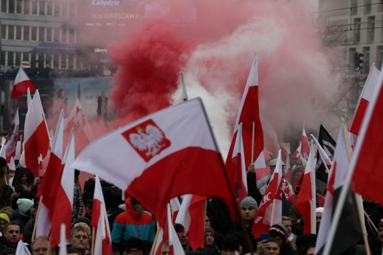 Uczestnicy Marszu Niepodległości 2016 w Warszawie. Fot. PAP/T. Gzell