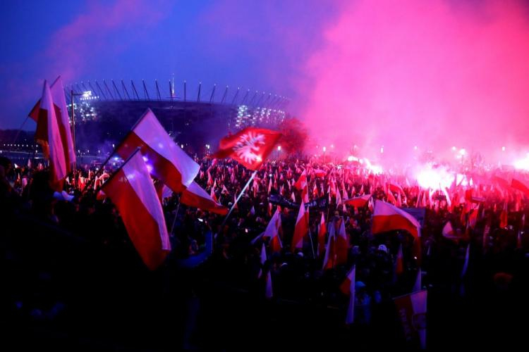Uczestnicy Marszu Niepodległości 2016 na błoniach Stadionu Narodowego w Warszawie. Fot. PAP/T. Gzell
