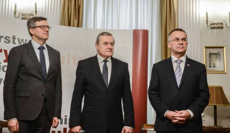 Wicepremier, minister kultury i dziedzictwa narodowego Piotr Gliński, dyrektor Muzeum Historii Polski Robert Kostro i wiceminister Jarosław Sellin podczas konferencji prasowej nt. budowy stałej siedziby Muzeum Historii Polski. Fot. PAP/J. Kamiński