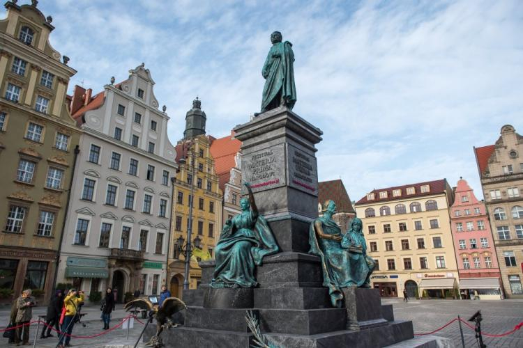 Replika pomnika Adama Mickiewicza z krakowskiego Rynku odsłonięta na Rynku we Wrocławiu. Fot. PAP/M. Kulczyński