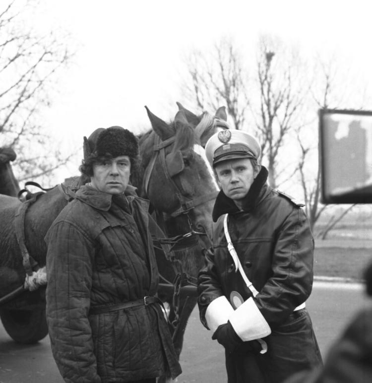 Scena z filmu "Miś". Nz: Stanisław Tym (L) i Eugeniusz Priwieziencew. Fot. PAP/W. Rozmysłowicz