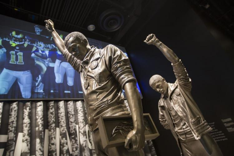 Muzeum historii i kultury Afroamerykanów w Waszyngtonie. Rzeźba przedstawiająca amerykańskich sportowców Tommiego Smitha (L) i Johna Carlosa podczas ceremonii wręczania medali olimpijskich w Meksyku, protestujących przeciwko nierówności rasowej w USA. Fot. PAP/EPA