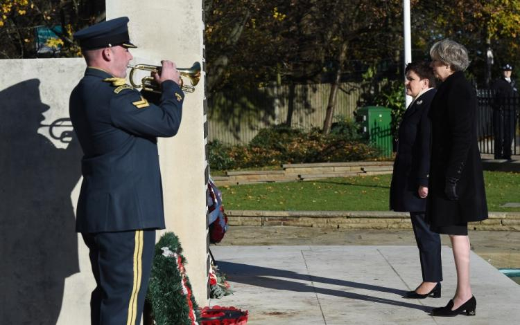 Premier Beata Szydło i premier Wielkiej Brytanii Theresa May podczas złożenia wieńców pod Pomnikiem Polskich Lotników w Northolt. Fot. PAP/R. Pietruszka