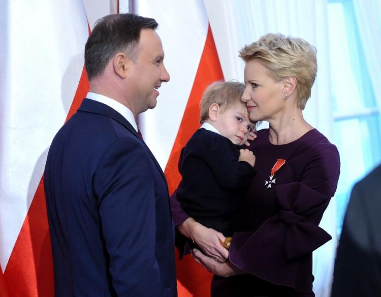  Prezydent Andrzej Duda (L) odznaczył Krzyżem Kawalerskim Orderu Odrodzenia Polski aktorkę Małgorzatę Kożuchowską. Fot, PAP/M. Obara