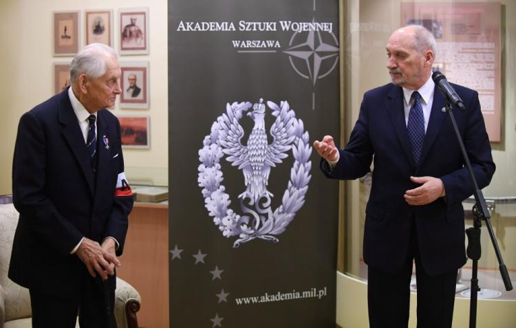 B. prezes ŚZŻAK płk Stanisław Oleksiak (L) i szef MON Antoni Macierewicz podczas konf. nt. polityki historycznej i szkolnictwa wojskowego. Fot. PAP/B. Zborowski