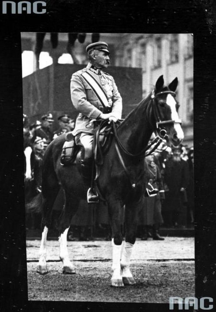 Marszałek Józef Piłsudski na Kasztance. Obchody Święta Niepodległości na Pl. Saskim w Warszawie. 1926 r. Źródło: NAC 