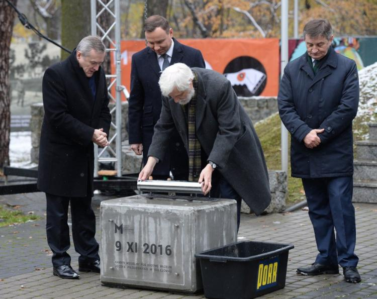 Prezydent Andrzej Duda (2L), wicepremier, minister kultury Piotr Gliński (L), marszałek Sejmu Marek Kuchciński (P) oraz dyrektor powstającego Muzeum Józefa Piłsudskiego w Sulejówku, wnuk Józefa Piłsudskiego Krzysztof Jaraczewski (2P) podczas uroczystości wmurowania kamienia węgielnego pod Muzeum w Sulejówku. Fot. PAP/J. Turczyk