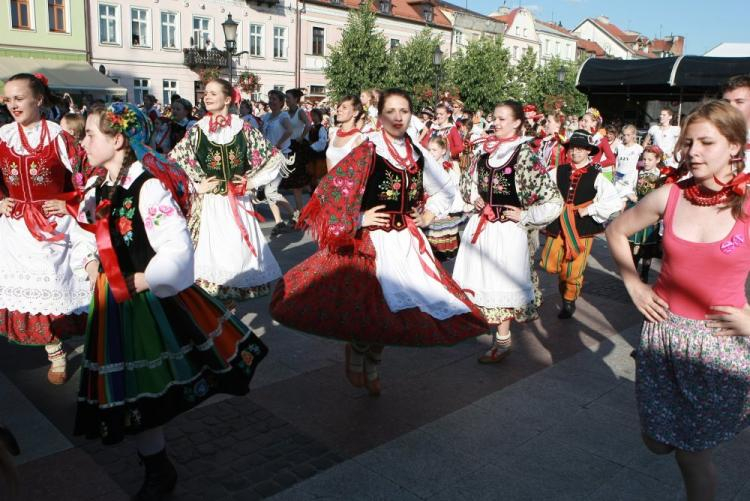 Jubileusz 65-lecia Harcerskiego Zespołu Pieśni i Tańca "Dzieci Płocka" - ustanowienie rekordu Guinnessa w tańczeniu oberka. 2011 r. Fot. PAP/M. Bednarski