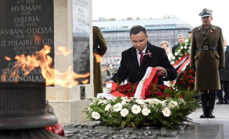 Prezydent Andrzej Duda składa wieniec podczas uroczystej odprawy wart przed Grobem Nieznanego Żołnierza w Święto Niepodległości. 2015 r. Fot. PAP/R. Pietruszka
