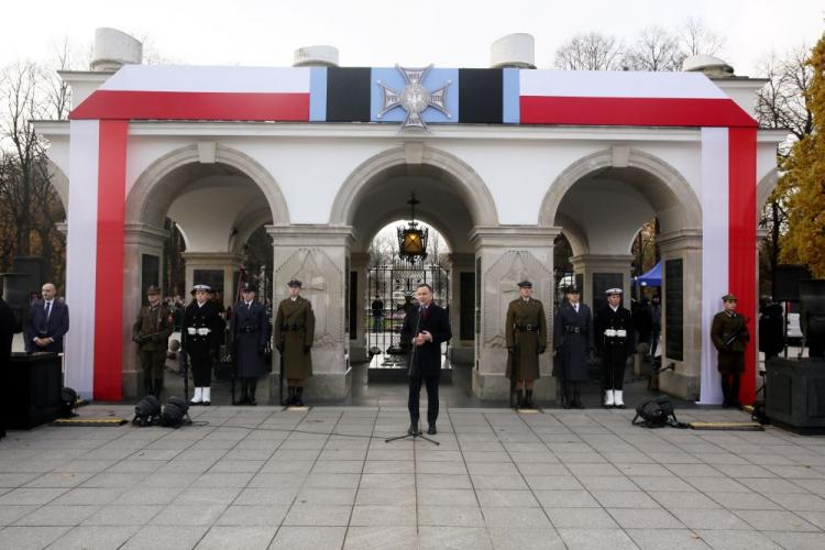 Prezydent Andrzej Duda podczas uroczystości odsłonięcia na Grobie Nieznanego Żołnierza tablicy poświęconej pamięci Żołnierzy Niezłomnych. Fot. PAP/T. Gzell