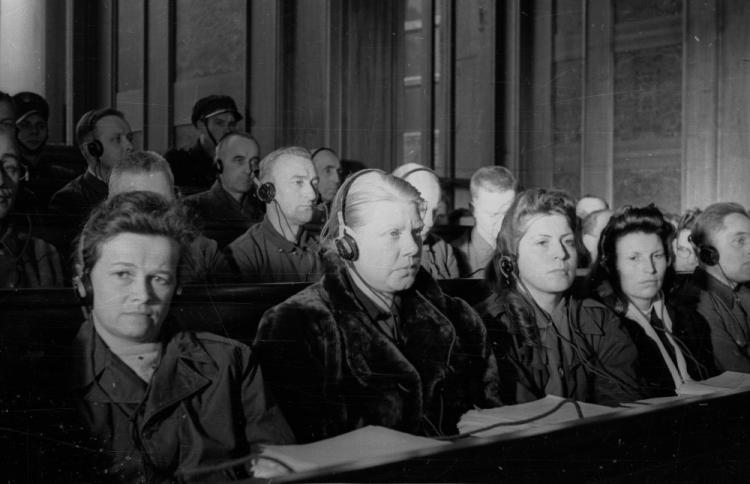 Pierwszy dzień rozprawy przeciwko 40 zbrodniarzom hitlerowskim z SS, członkom załogi niemieckiego obozu zagłady w Auschwitz-Birkenau (Oświęcim- Brzezinka). Nz. w ławie oskarżonych dozorczynie obozu: T. Brandl (1L), Alice Orlowski (2L), Luise Danz (3L), Hildegard Lächert (4L) Fot. PAP/CAF