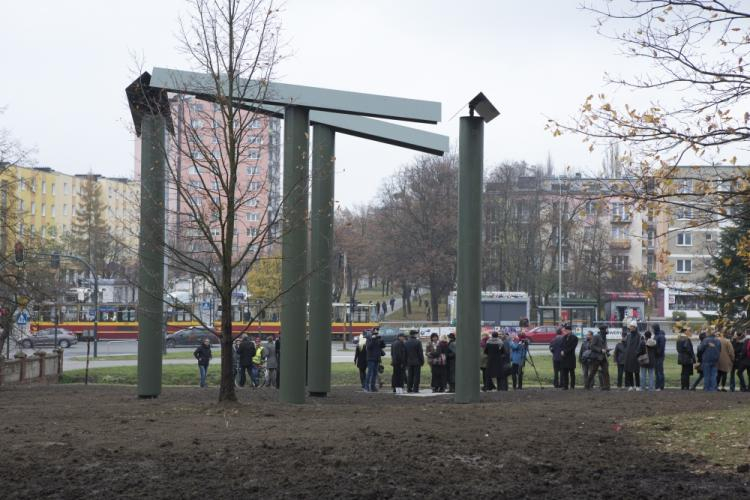 Inauguracja Roku Awangardy w Łodzi połączona z odsłonięciem wyremontowanej rzeźby "Dzwony dla Łodzi" autorstwa Gene Flores'a, powstałej w ramach projektu artystycznego "Konstrukcja w procesie". Fot. PAP/G. Michałowski