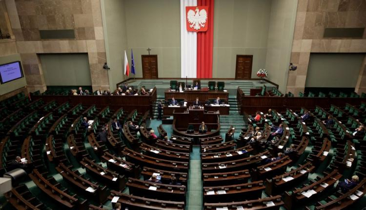 Sejm: debata nad projektami dotyczącymi reformy oświaty | dzieje.pl