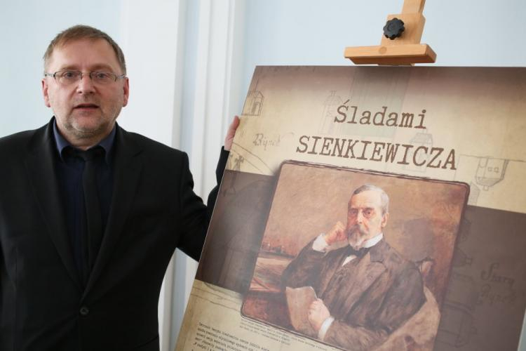 Bogusław Niemirka, autor wystawy "Śladami Sienkiewicza". Fot. PAP/L. Szymański