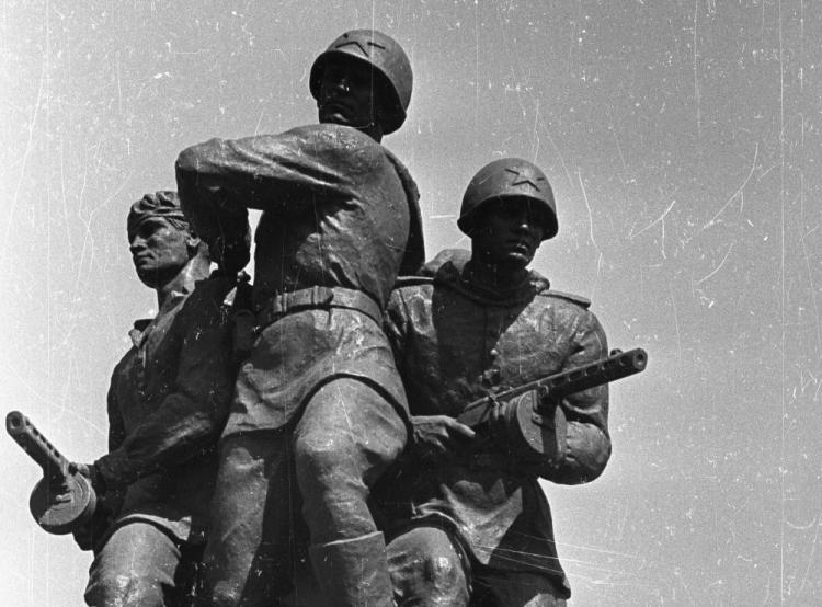 Pomnik Braterstwa Broni na Pradze Północ, wzniesiony w hołdzie żołnierzom Armii Czerwonej. Fot. PAP/CAF