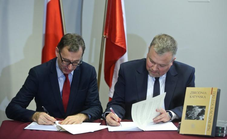 Prezes IPN dr Jarosław Szarek (L) i dyrektor MWP dr Adam Buława podczas uroczystości podpisania porozumienia o współpracy. Fot. PAP/R. Guz 