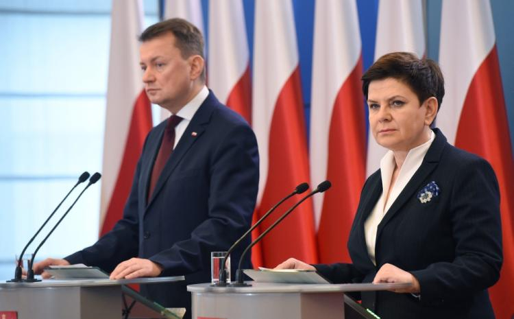  Premier Beata Szydło i minister spraw wewnętrznych i administracji Mariusz Błaszczak podczas konferencji prasowej. Fot. PAP/R. Pietruszka