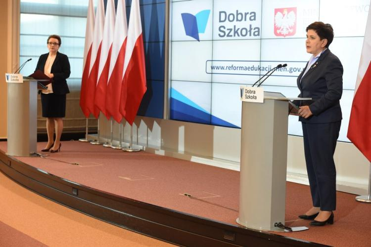 Premier Beata Szydło (P) i minister edukacji Anna Zalewska podczas konferencji prasowej po posiedzeniu rządu. Warszawa, 08.11.2016. Fot. PAP/R. Pietruszka