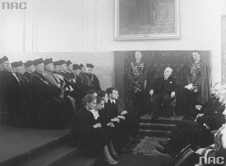 Prezydent RP Ignacy Mościcki podczas uroczystość nadania UW nazwy Uniwersytetu Józefa Piłsudskiego w trakcie inauguracji roku akademickiego 1935/1936. Fot. NAC