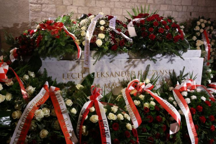 Przykryty kwiatami sarkofag Lecha i Marii Kaczyńskich na Wawelu po uroczystości ponownego pochówku pary prezydenckiej. Fot. PAP/S. Rozpędzik