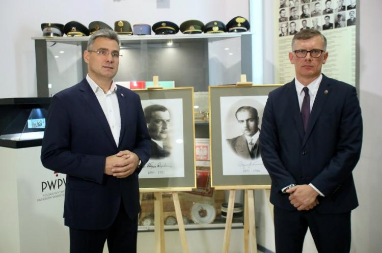 Prezes PWPW Piotr Woyciechowski (L) i dyrektor WBH dr hab. Sławomir Cenckiewicz podczas konf. nt. sprowadzenia szczątków i zorganizowania pogrzebu płk. Ignacego Matuszewskiego oraz mjr. Henryka Floyar-Rajchmana. Fot. PAP/L. Szymański