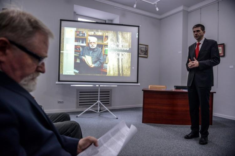 Dyrektor Archiwum Akt Nowych Tadeusz Krawczak (L) i Naczelny Dyrektor Archiwów Państwowych Wojciech Woźniak podczas prezentacji Archiwum Stanisława Kostki-Dąbrowy oraz przekazania do zasobu AAN archiwów oficerów KG AK. Fot. PAP/J. Kamiński