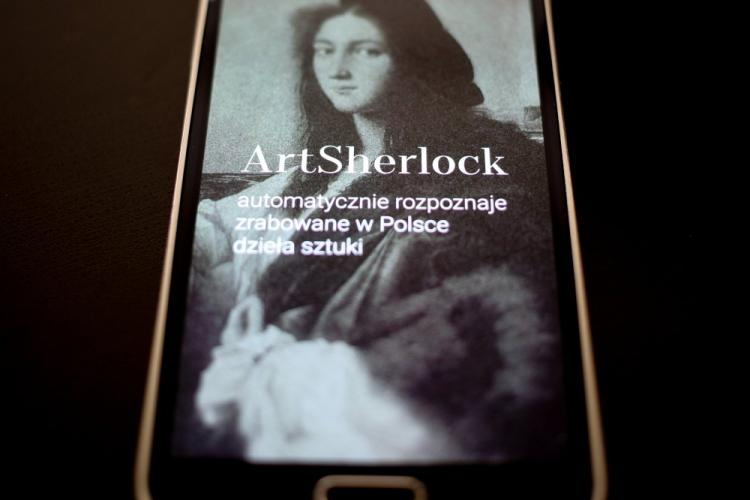 Aplikacja mobilna ArtSherlock. Fot. PAP/L. Szymański 