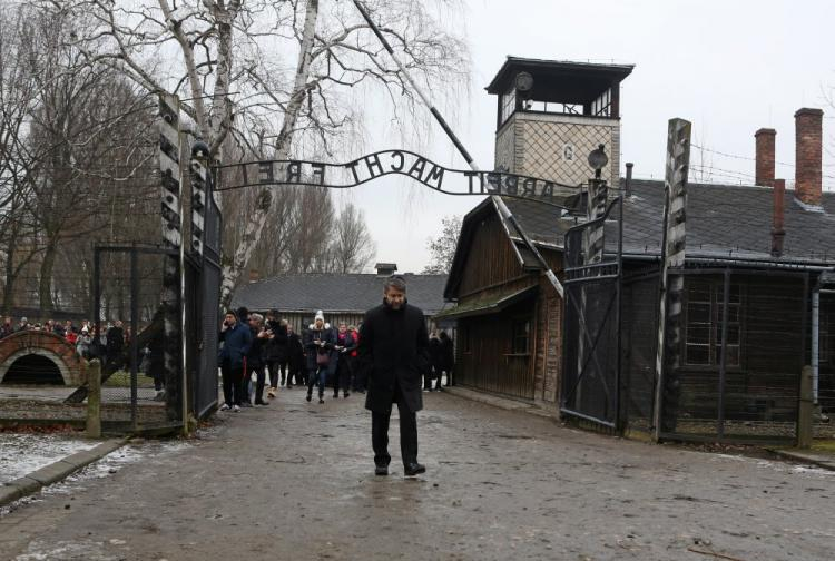 Wielki rabin Francji Haim Korsia (C) zwiedza Państwowe Muzeum Auschwitz-Birkenau. Fot. PAP/S. Rozpędzik