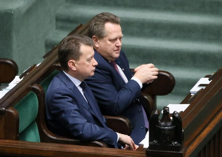 Minister spraw wewnętrznych i administracji Mariusz Błaszczak (L) i wiceminister Jarosław Zieliński (P) podczas debaty nad projektem "ustawy dezubekizacyjnej". Fot. PAP/P. Supernak