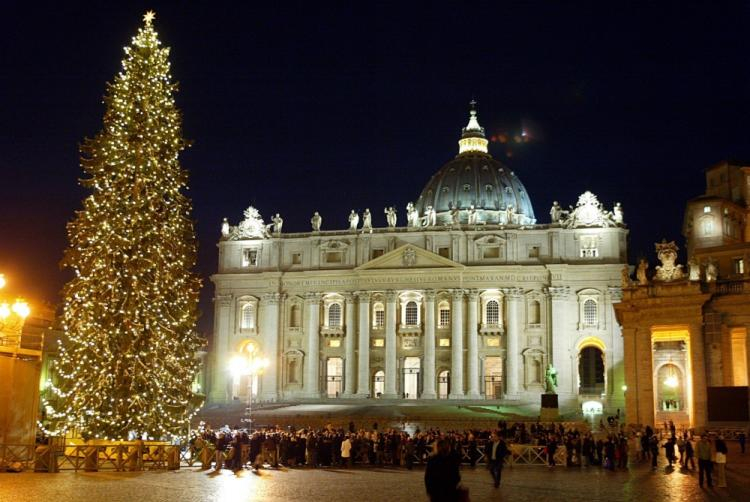 Bożonarodzeniowa choinka na placu św. Piotra w Watykanie 2003 r. Fot. PAP/EPA