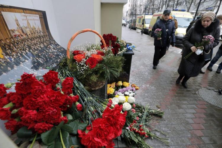 Kwiaty przed siedzibą Chóru Aleksandrowa. Moskwa, 25.12.2016. Fot. PAP/EPA