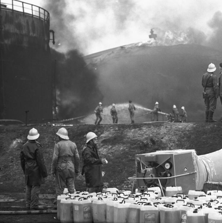 Pożar rafinerii Czechowice-Dziedzice. 1971 r. Fot. PAP/S. Jakubowski