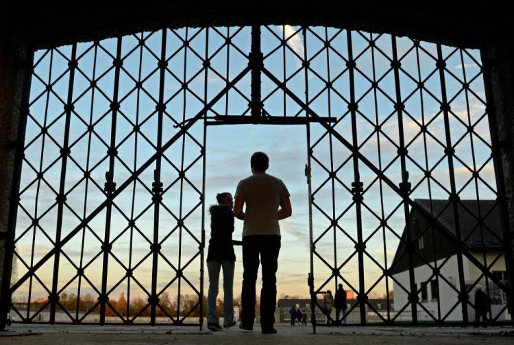 Brama na terenie b. obozu koncentracyjnego w Dachau, po kradzieży napisu "Arbeit macht frei". 2014.11.02. Fot. PAP/EPA