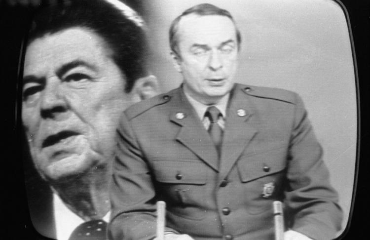 Witold Stefanowicz prowadzi Dziennik TV - w tle prezydent USA Ronald Reagan. 23.01.1982. Fot. PAP/CAF/T. Zagoździński