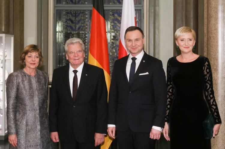 Prezydent Andrzej Duda z małżonką Agatą Kornhauser-Dudą wspólnie z prezydentem Niemiec Joachimem Gauckiem i pierwszą damą Niemiec Danielą Schadt. Fot. PAP/P. Supernak 