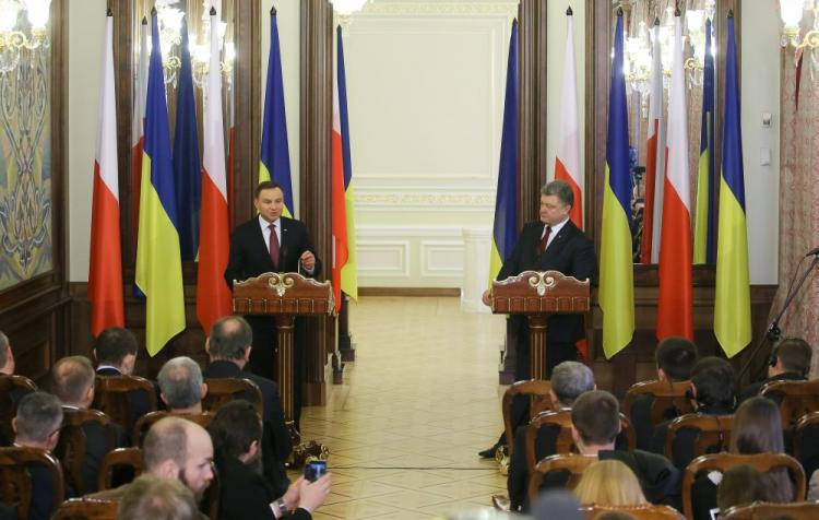 Prezydent Andrzej Duda (L) i prezydent Ukrainy Petro Poroszenko na konferencji prasowej po spotkaniu w Kijowie. 15.12.2015. Fot. PAP/P. Supernak