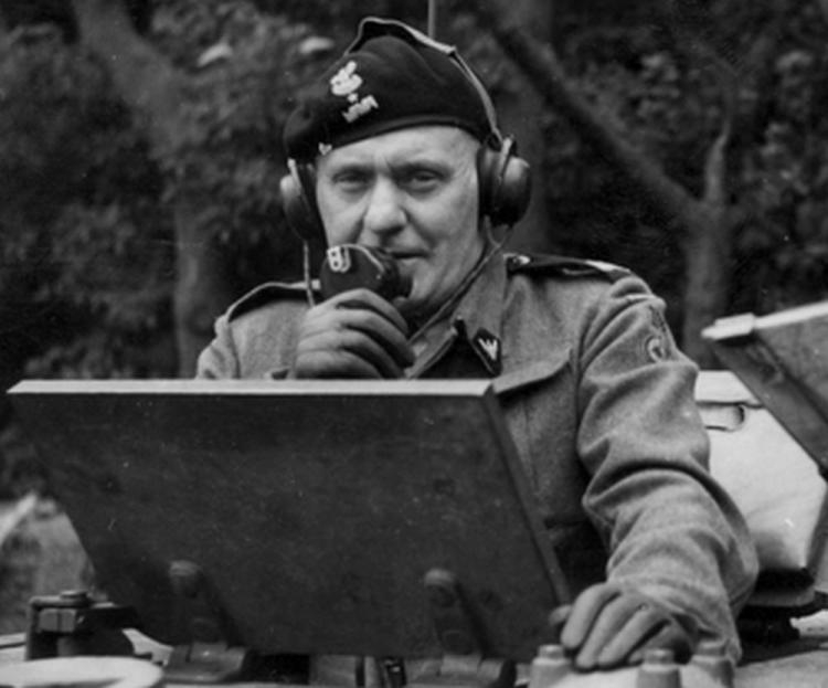 Gen. Stanisław Maczek podczas ćwiczeń 1 Dywizji Pancernej przed inwazją na kontynent. Lipiec 1944 r. Źródło: NAC