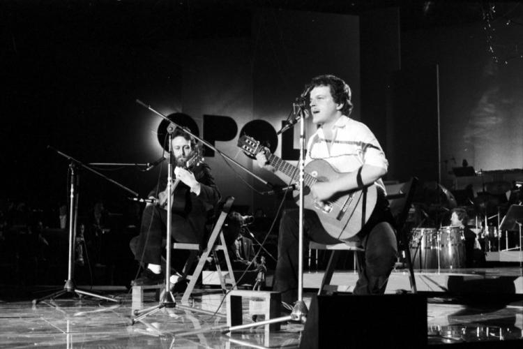 Przemysław Gintrowski (L) i Jacek Kaczmarski. XIX Krajowy Festiwal Polskiej Piosenki w Opolu. 06.1981. Fot. PAP/CAF/K. Świderski