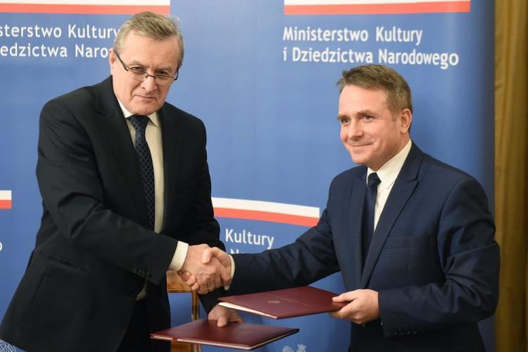 Wicepremier, minister kultury i dziedzictwa narodowego Piotr Gliński (L) oraz prezydent miasta Ostrów Mazowiecka Jerzy Bauer. Warszawa, 27.12.2016. Fot. PAP/R. Pietruszka