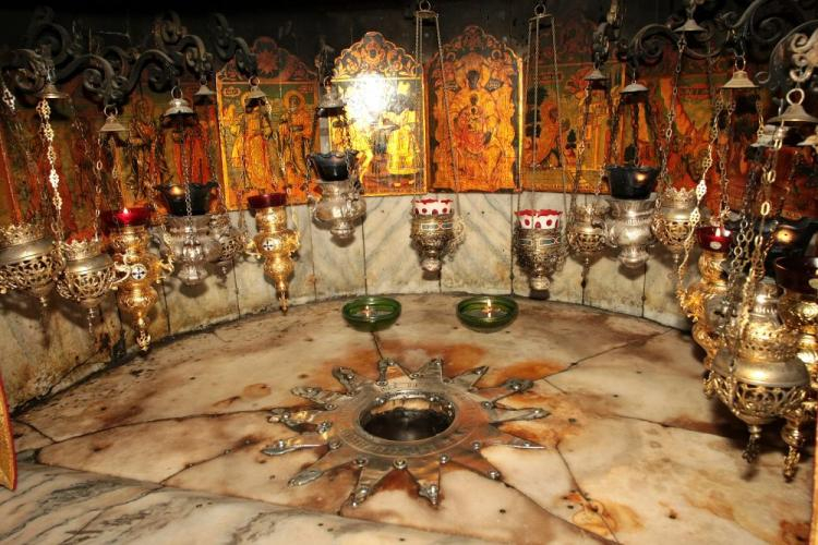 Grota Narodzenia, miejsce w krypcie pod ołtarzem bazyliki w Betlejem, w którym narodził się Jezus. Fot. PAP/G. Michałowski