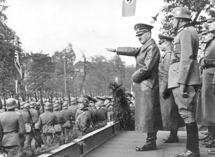 Adolf Hitler przyjmuje defiladę wojsk niemieckich w Alejach Ujazdowskich w Warszawie. 05.10.1939. Fot. NAC