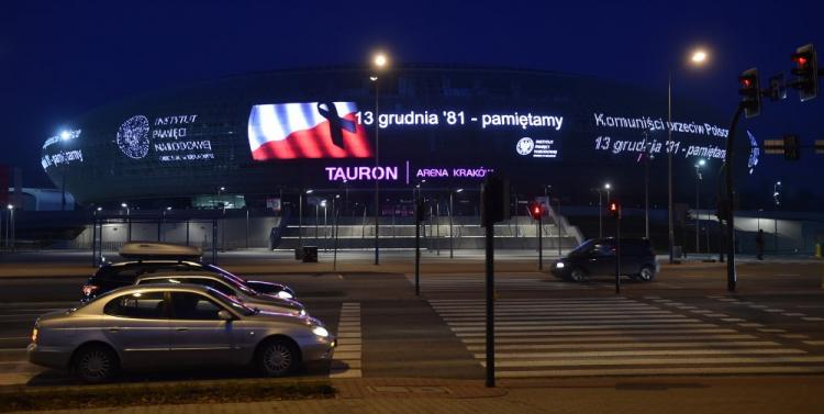 Iluminacja na Tauron Arenie w Krakowie w 35. rocznicę wprowadzenia stanu wojennego. Fot. PAP/J. Bednarczyk