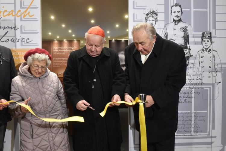 Danuta Ciesielska, kard. Stanisław Dziwisz (C) i prof. Gabriel Turowski przecinają wstęgę podczas otwarcia wystawy "Urodziłem się w Wadowicach" w Bazylice Bożego Miłosierdzia w Łagiewnikach w Krakowie. Fot. PAP/J. Bednarczyk 