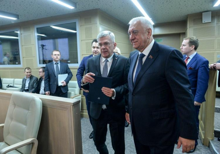 Marszałek Senatu Stanisław Karczewski (C-L) i przewodniczący białoruskiej Rady Republiki Michaił Miasnikowicz (C-P). Mińsk, 05.12.2016. Fot. PAP/M. Obara 