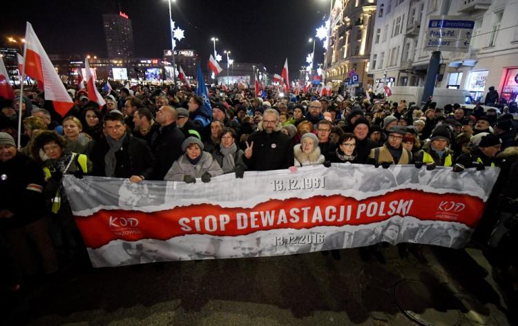 Lider KOD Mateusz Kijowski (C) podczas marszu Komitetu Obrony Demokracji w 35. rocznicę wprowadzenia stanu wojennego. Fot. PAP/B. Zborowski