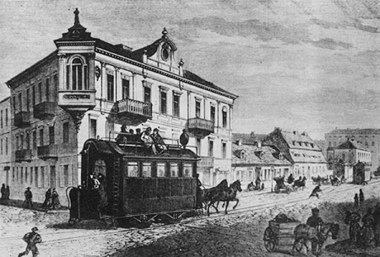 Kolej konna w Warszawie w przejeździe ul. Marszałkowską przy rogu ul. Świętokrzyskiej. Rysunek Wojciecha Gersona z 1867 r. Źródło: Wikimedia Commons