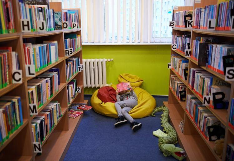 Czytelniczka w bibliotece na gdańskim Suchaninie. Fot. PAP/A. Warżawa